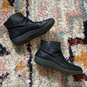 Cloudsteppers by Clark’s. Barely worn. Size 8